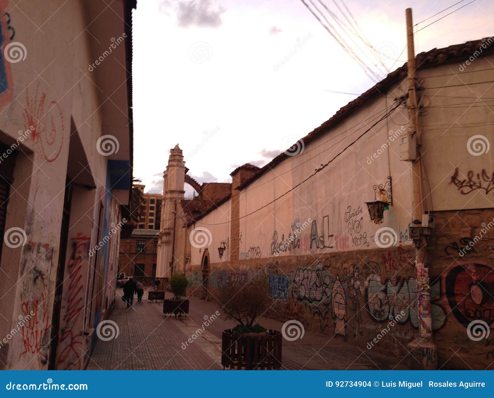 arte urbano mezclado con arquitectura colonial