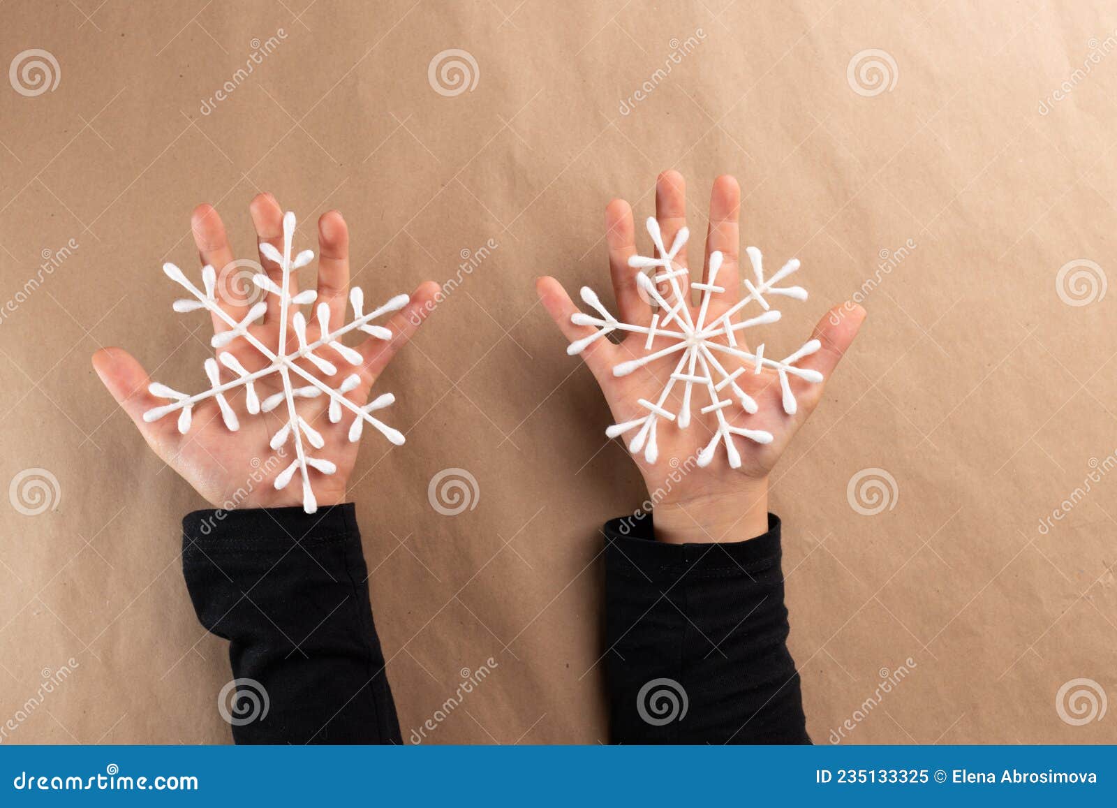 Artesanía De Copos De Nieve Swab De Algodón Para Niños Actividad Navideña Para  Decoración De Hogar Preescolar Imagen de archivo - Imagen de snowflakes,  invierno: 235133325