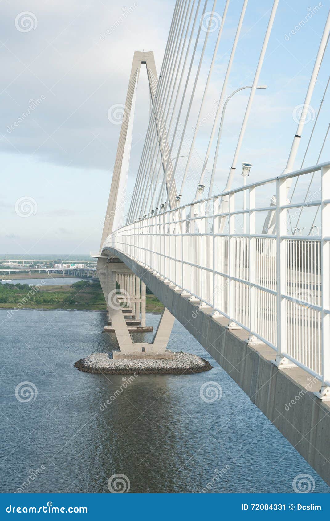 Arthur Ravenel Bridge imagen de archivo. Imagen de montaje 72084331