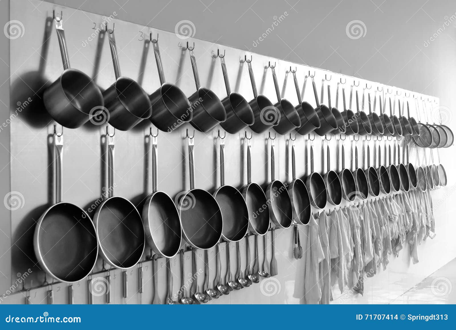 Articles de cuisine photo stock. Image du noir, objet 71707414