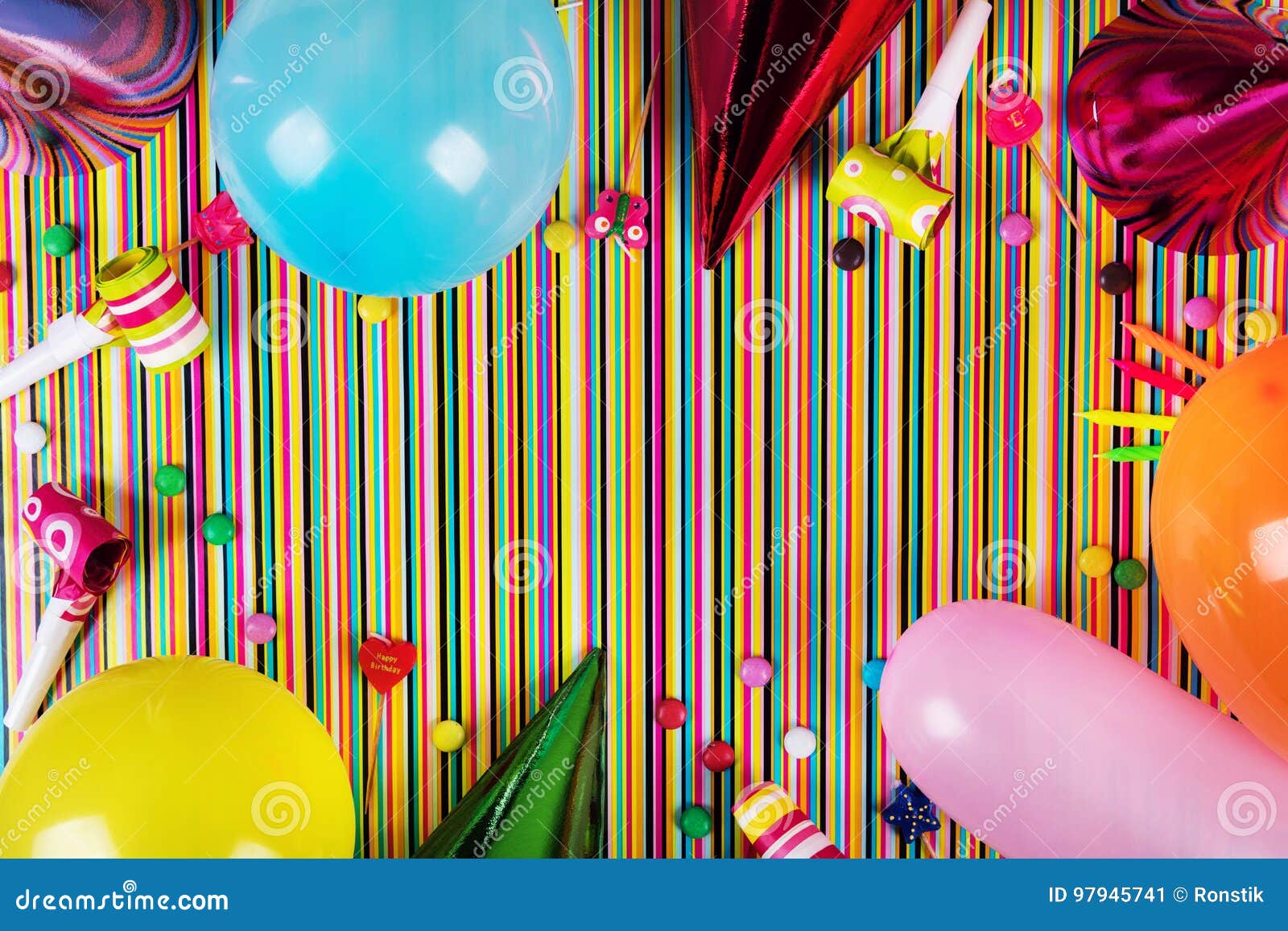 article de fete anniversaire Articles De Fete D Anniversaire Sur Le Fond Raye Avec L Espace De Copie Image Stock Image Du Sucreries Chapeau 97945741 article de fete anniversaire