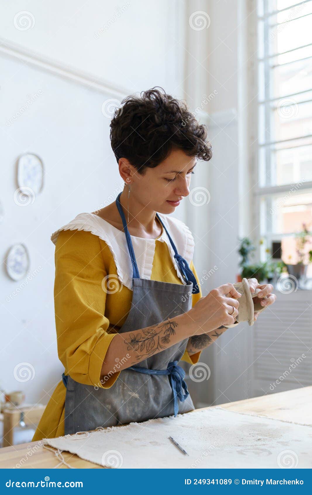 Artisan Dans Tablier Sale Travail Avec Produit Dans Le Studio De Poterie  Façonner La Modélisation Argile Ustensiles De Cuisine Image stock - Image  du artesanat, handmade: 249341089