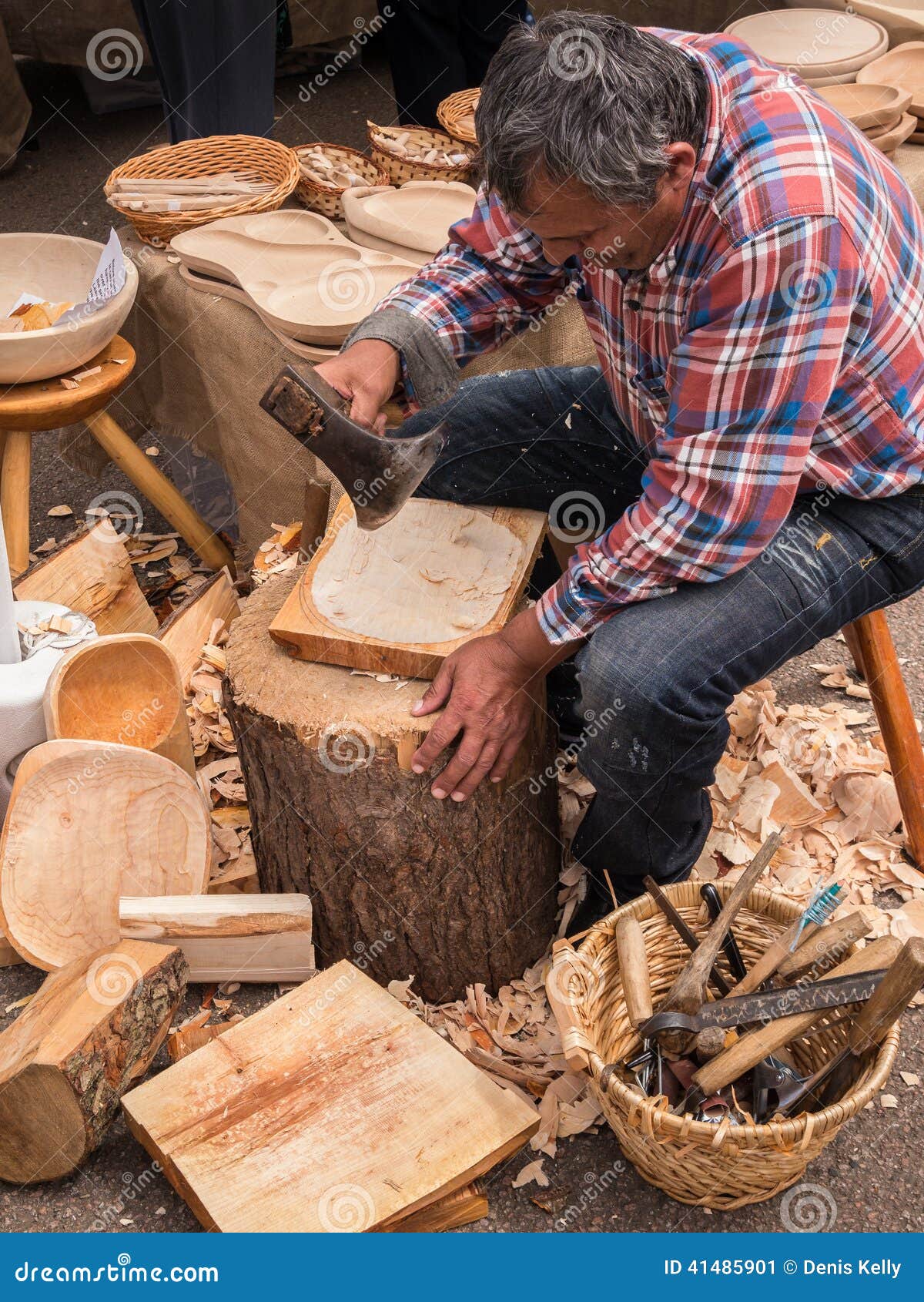 Artisan En Bois Working De Carver Photo éditorial Image du tailleur