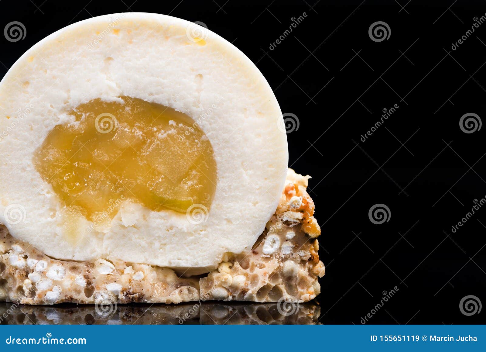 Artisan MonoporÃ§Ã£o Patisserie Dessert Cake on Black Refletive Background, padaria, calorias, calorias, chocolates, close, up, closeup, produtos de confeitaria, copy, space, creme, cuisine, dark, decoraÃ§Ã£o, deliciosa, elegante, alimento, francÃªs, fresco, congelante, gourmet, pastelaria, massa, torta, reflexÃ£o, serva, solteiro, doce, mesa, gosto, saboroso, tentaÃ§Ã£o, textura, casamento