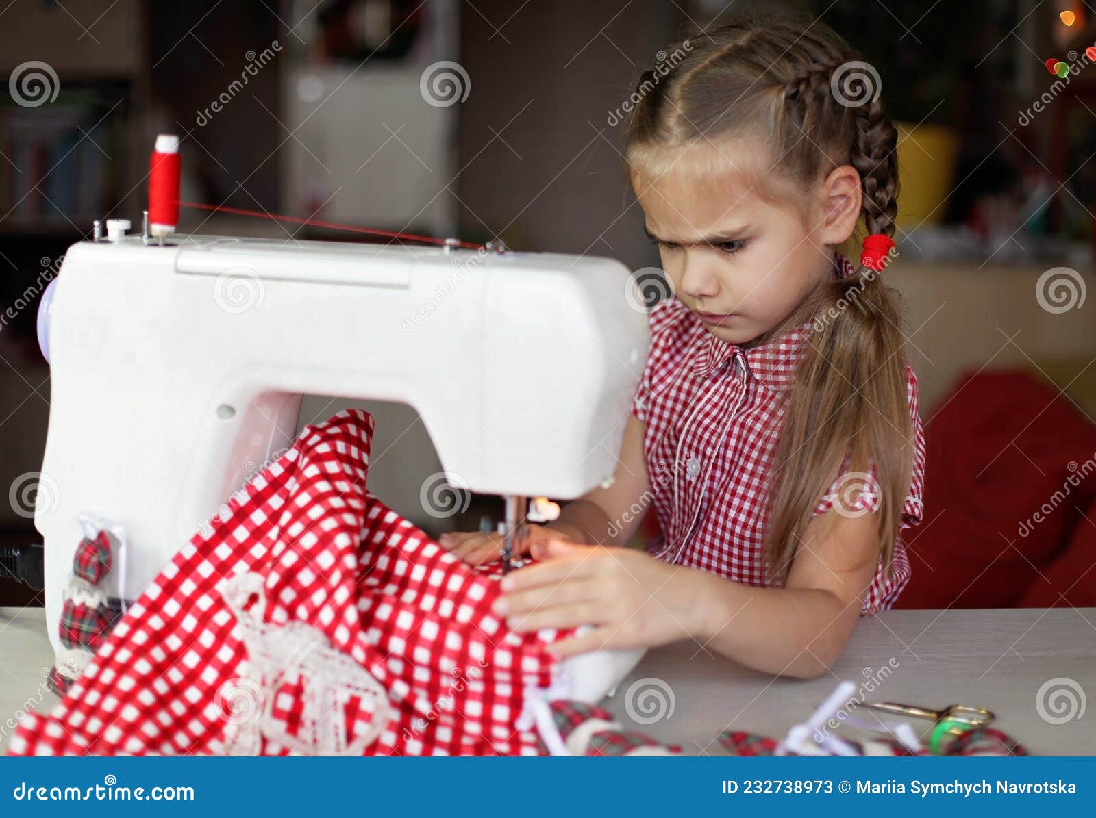 Artisanat Et Concept De Bricolage Fille Travailler Sur Machine à