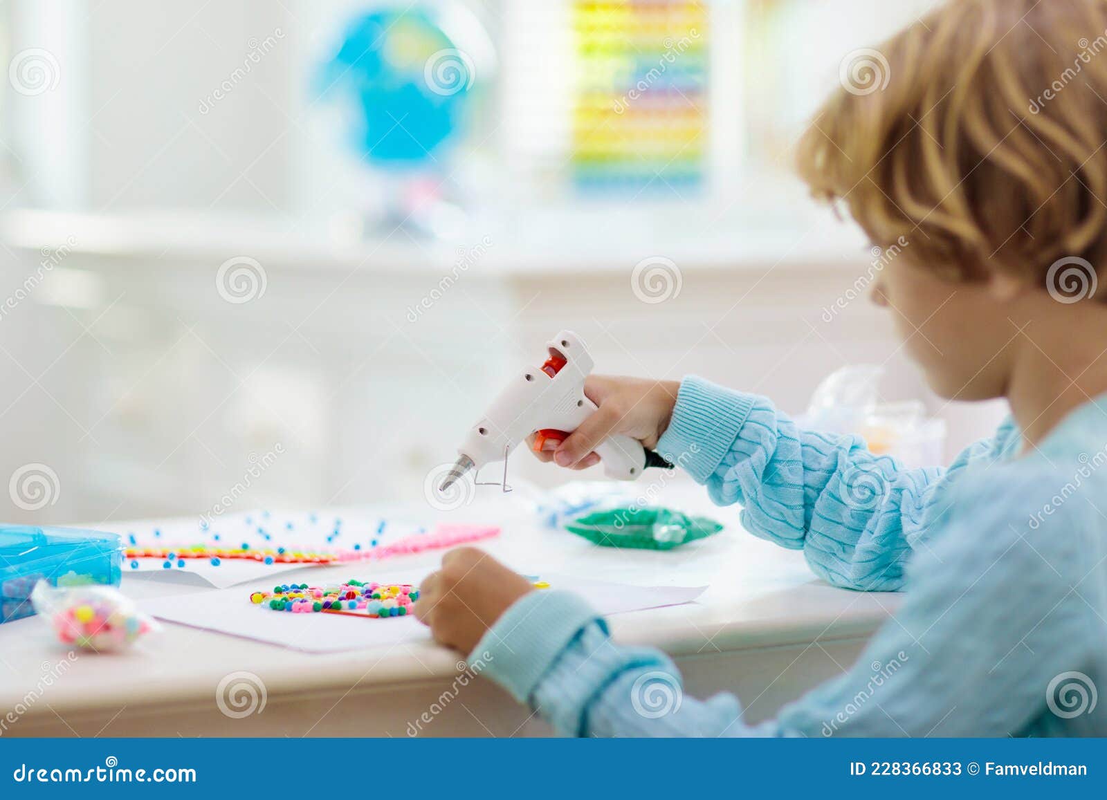 Artisanat Pour Enfants. Enfant Avec Pistolet à Colle Chaude Image stock -  Image du amusement, métiers: 228366833