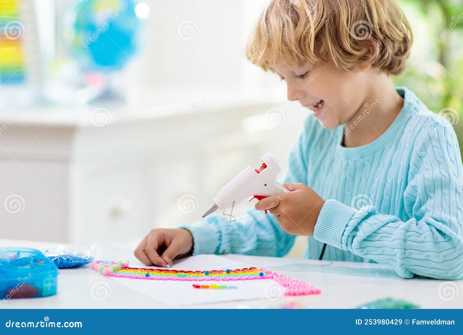 Artisanat Pour Enfants. Enfant Avec Pistolet à Colle Chaude Image stock -  Image du pièce, projet: 253980429