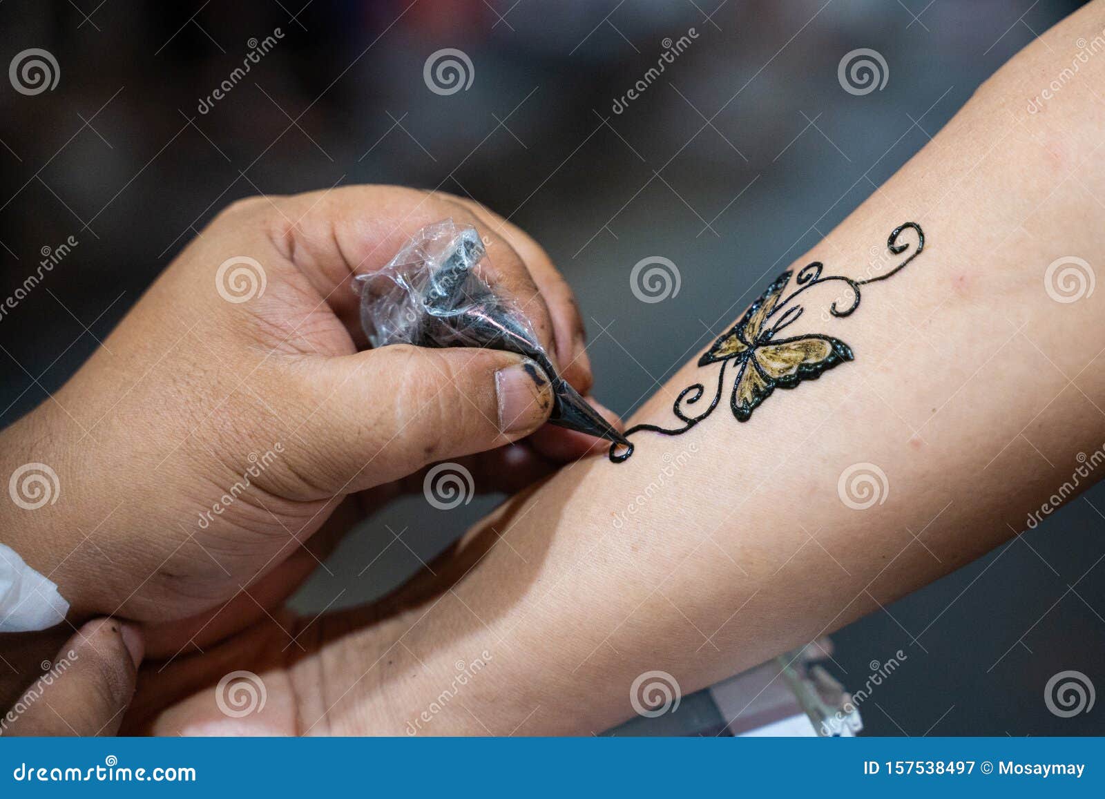 Drawing process of henna menhdi ornament on woman's hand Stock Photo - Alamy