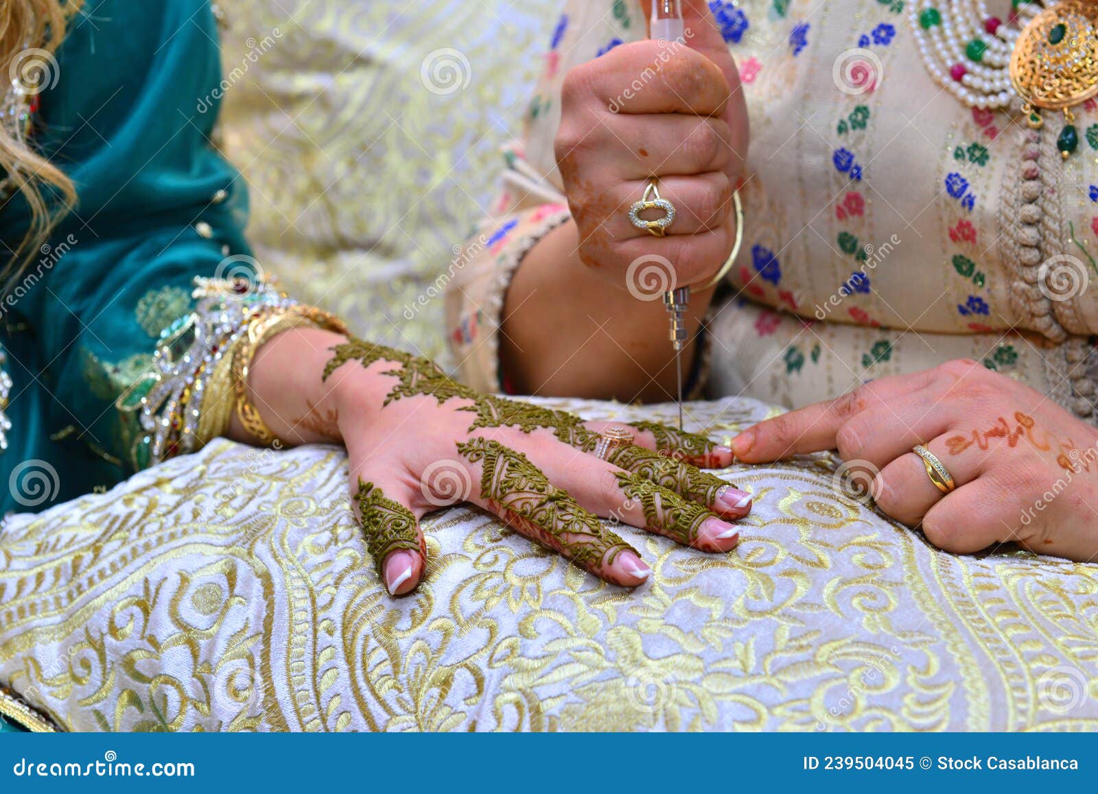 Artista aplicando tatuagem de henna mehndi na mão feminina