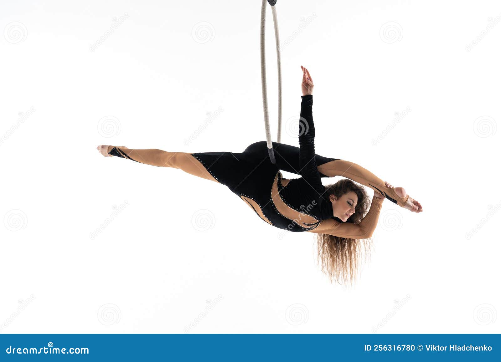Artista Femminile Di Circo Sottile E Flessibile in Un Cerchio Aereo Isolato  Su Fondo Bianco Fotografia Stock - Immagine di aereo, cerchio: 256316780