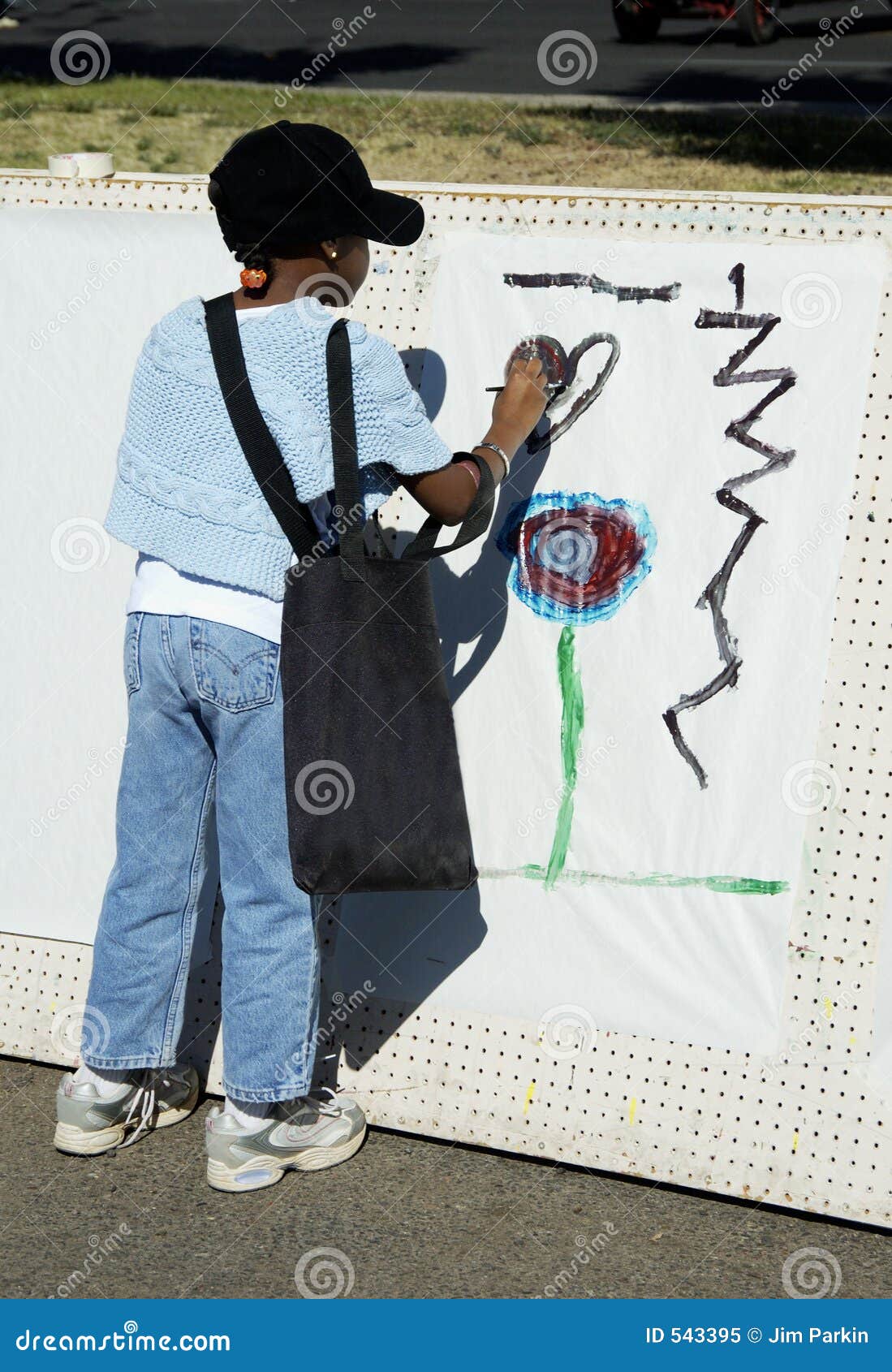 Artista joven 1. Niño que muestra su expresión artística en un parque.