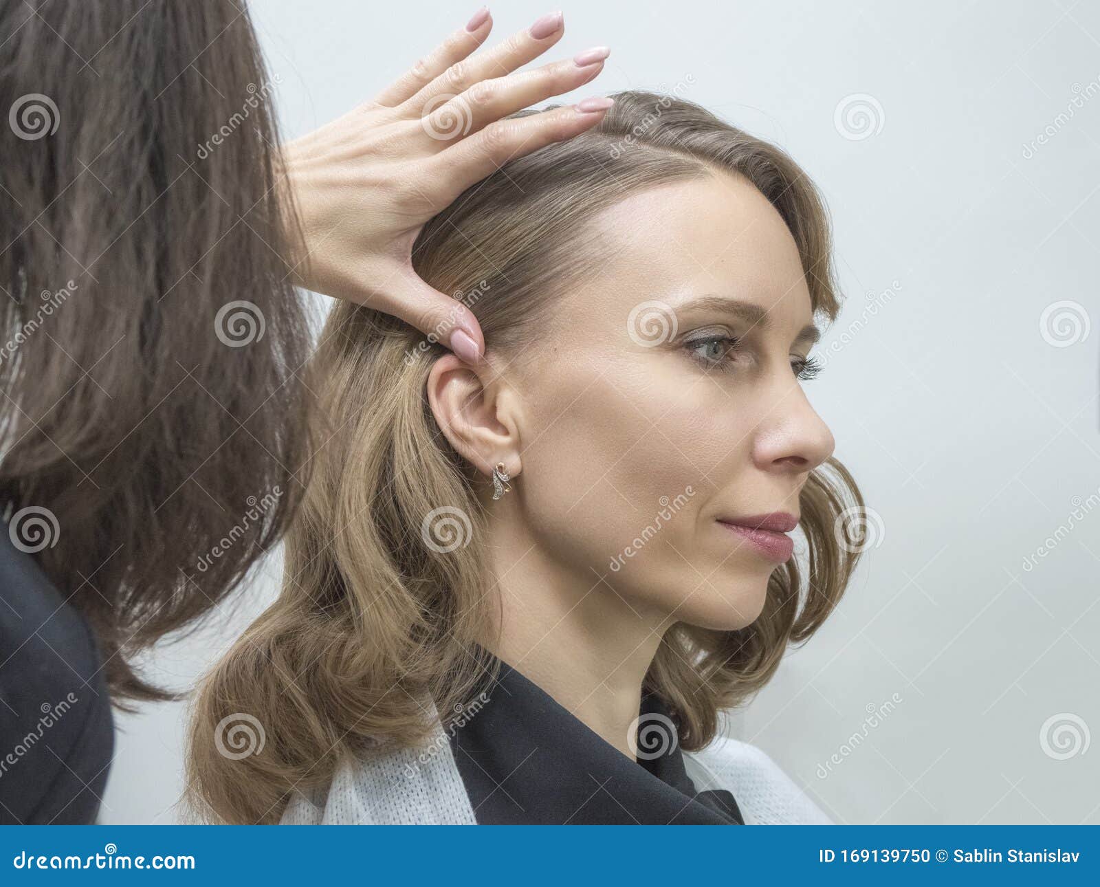 Artista Maquilladora Y Peluquera De Mujeres, Peinadora Y Maquillaje  Elegante Foto de archivo - Imagen de arte, pista: 169139750