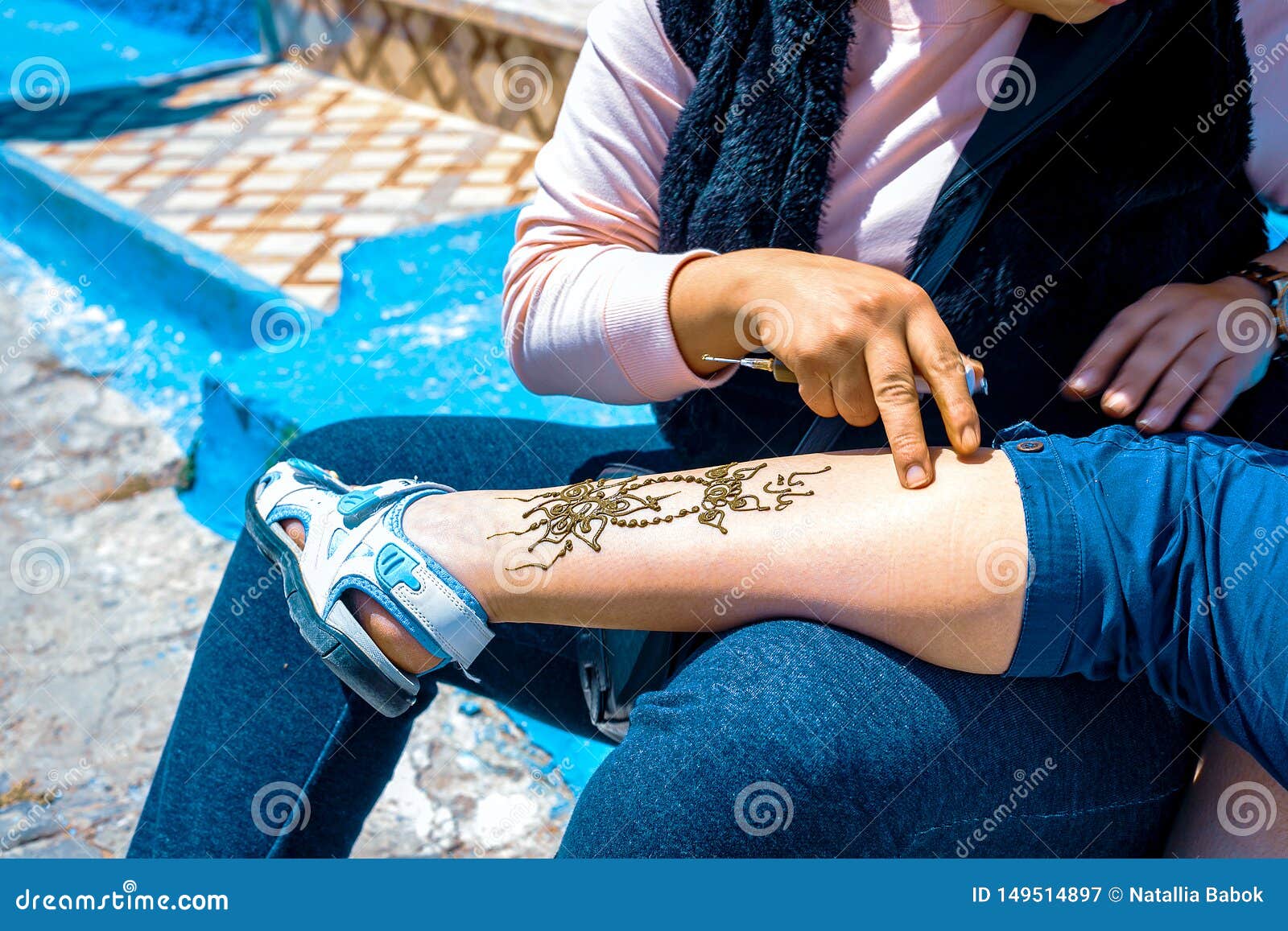 Artiste Appliquant Le Tatouage De Henn Sur La Jambe De