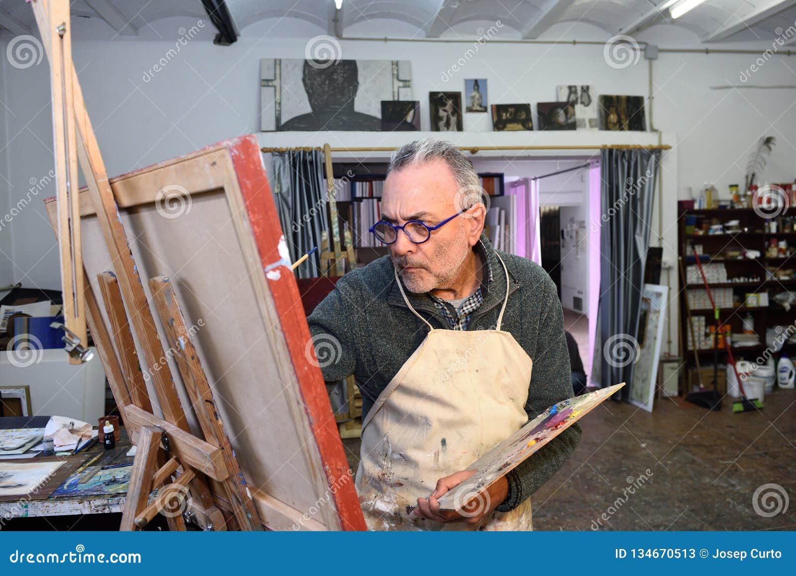 Artiste De Peintre Peignant Un Tableau Dans Le Studio Image stock