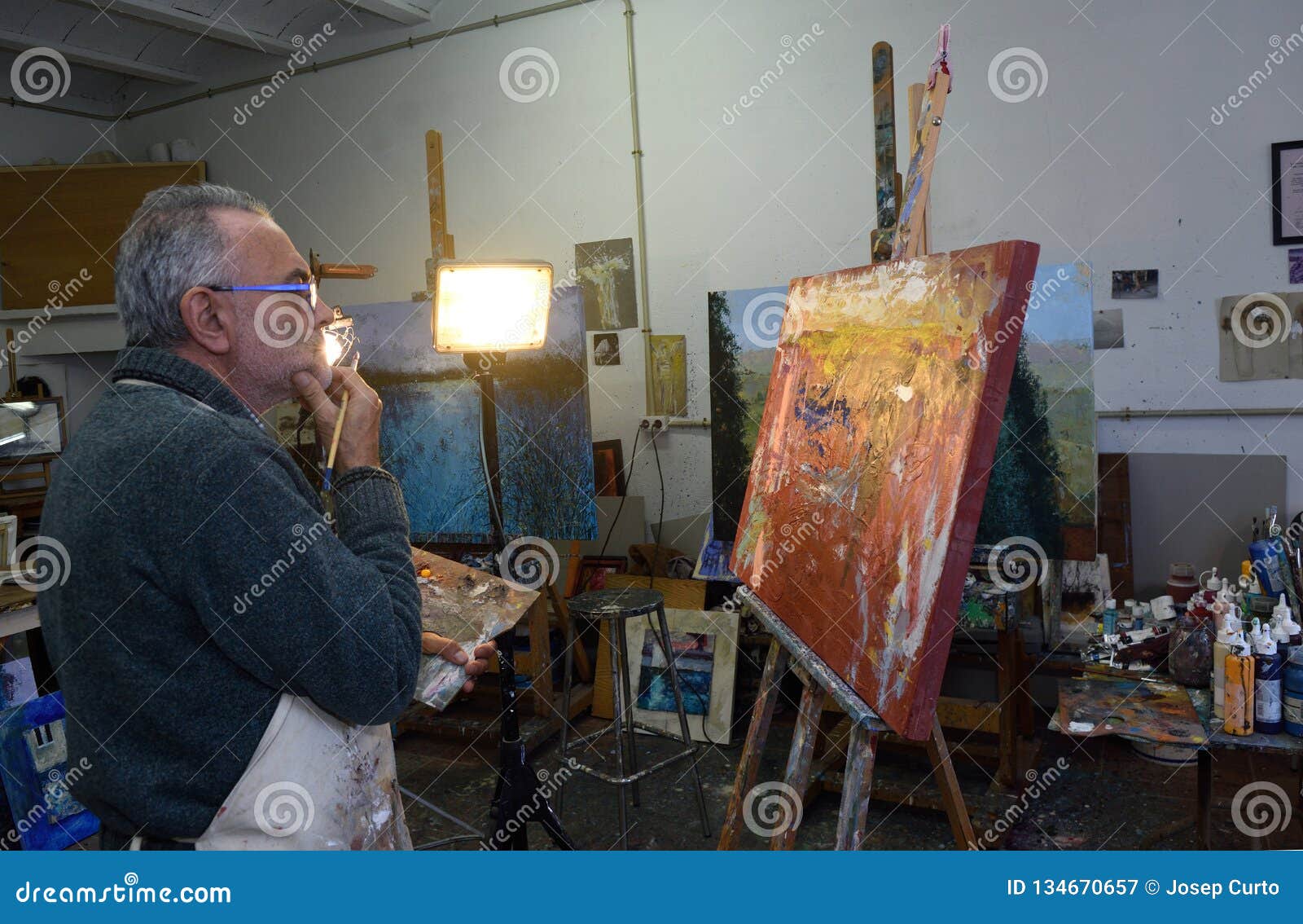 Artiste De Peintre Peignant Un Tableau Dans Le Studio Image stock