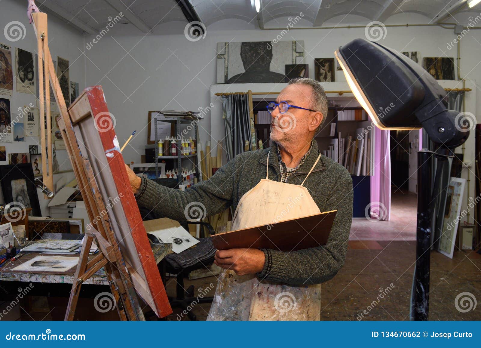 Artiste De Peintre Peignant Un Tableau Dans Le Studio Photo stock