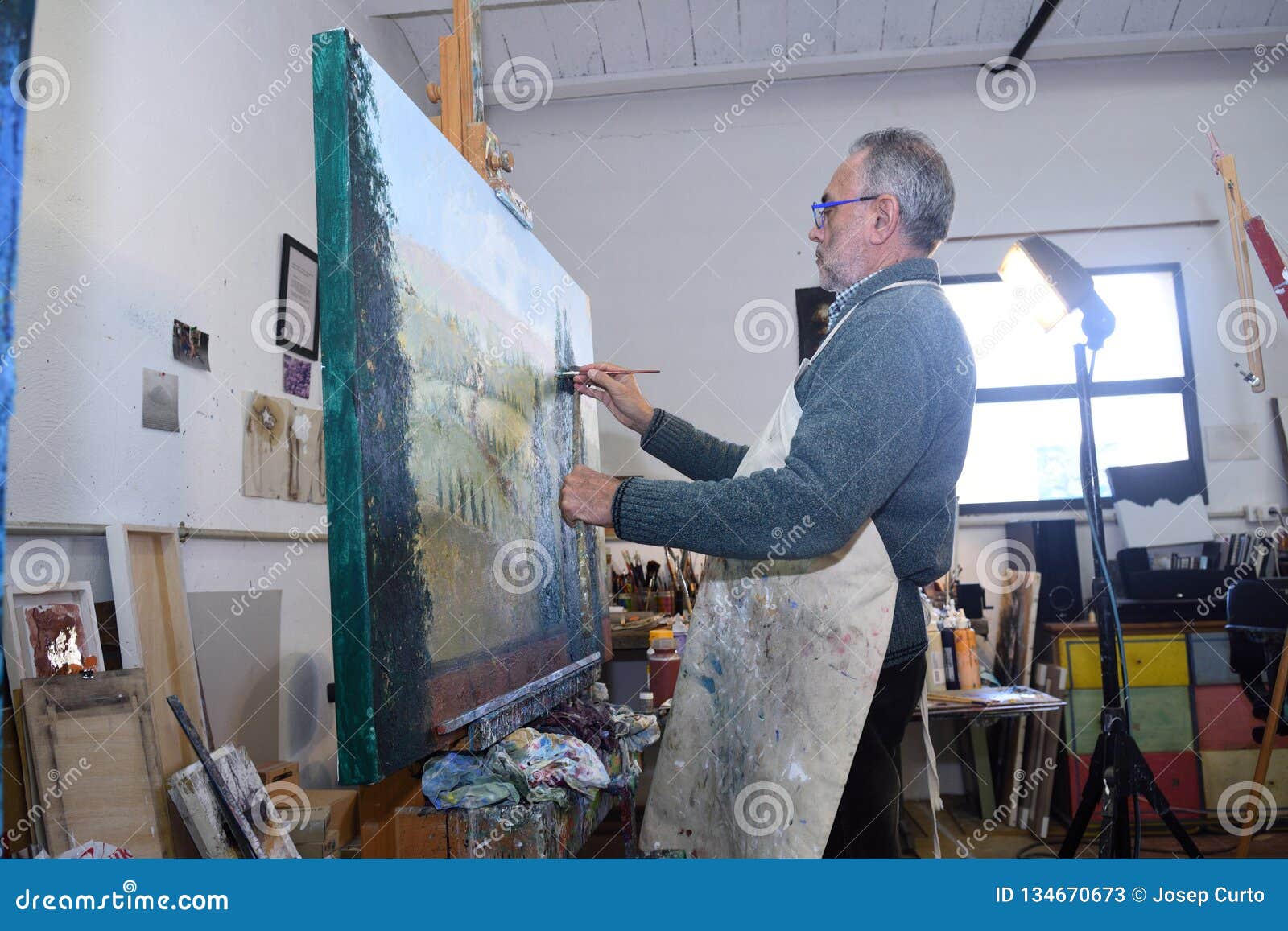 Artiste De Peintre Peignant Un Tableau Dans Le Studio Image stock