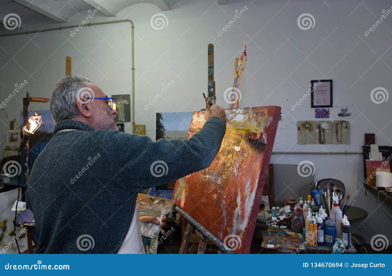 Artiste De Peintre Peignant Un Tableau Dans Le Studio Photo stock