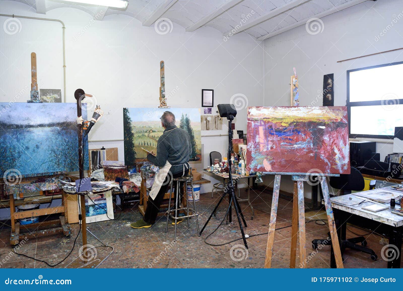 Artiste De Peintre Peignant Un Tableau Dans Le Studio Photo stock