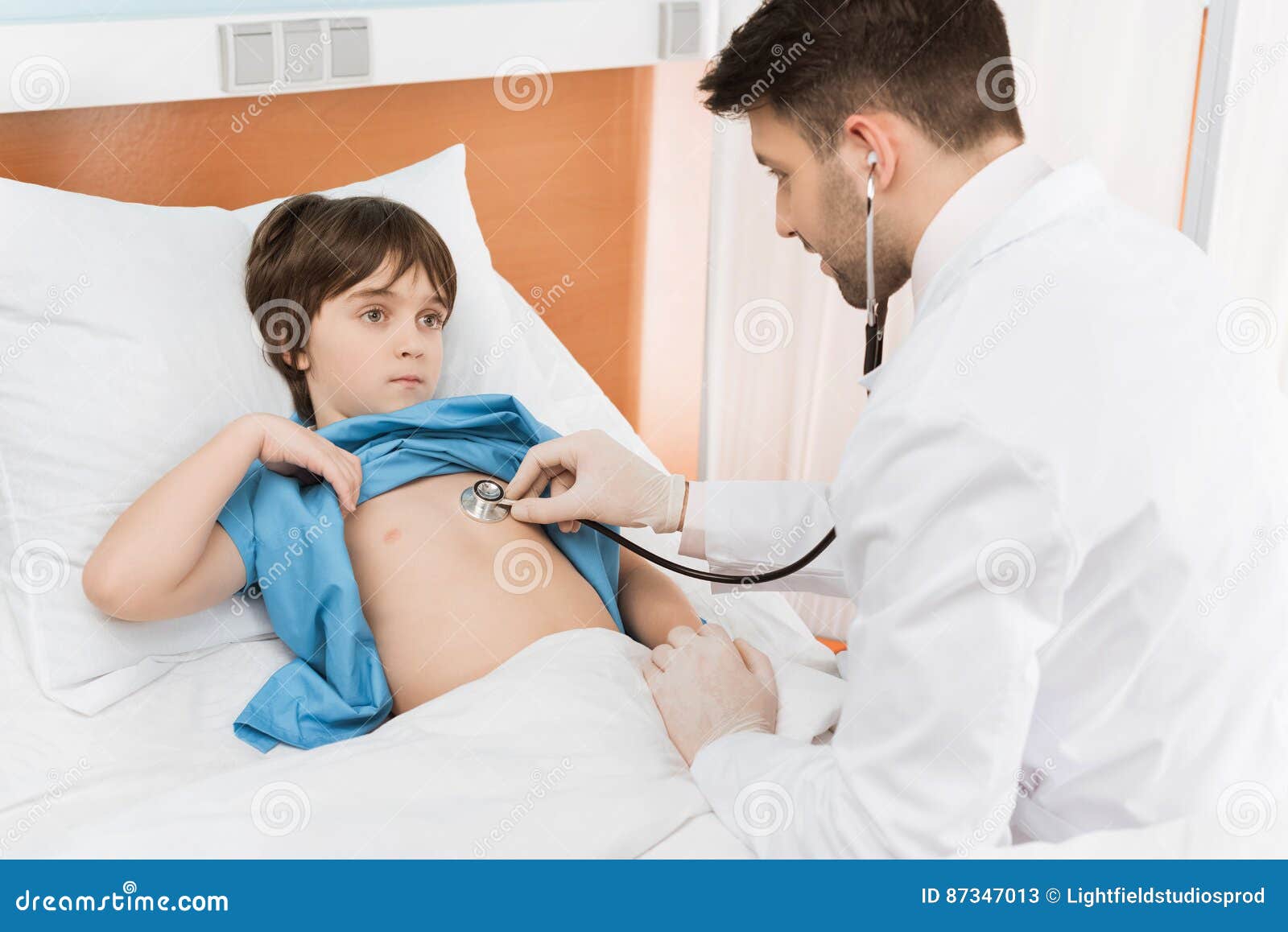 Гол осматривает врач. Врач осматривает ребенка. Врач осматривает живот ребенка. Врач осматривает мальчика. Доктор осматривает грудничка мальчика.