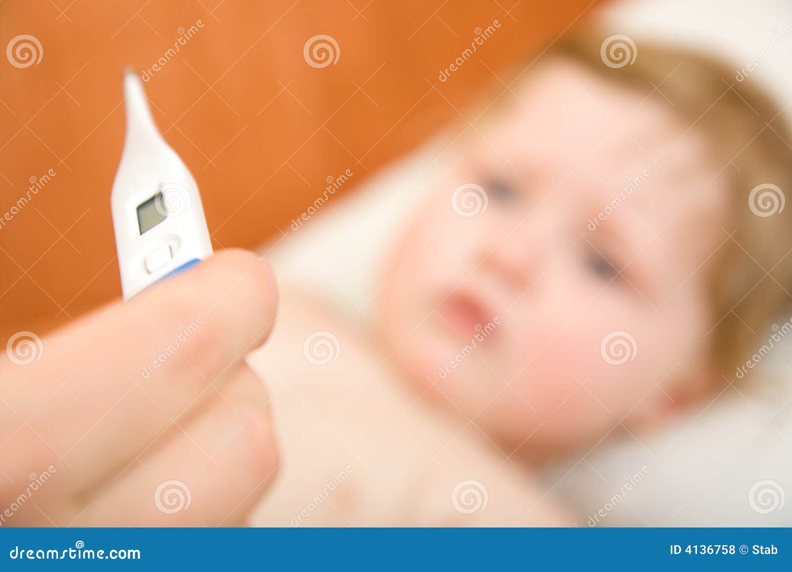Arts met baby en lezingsthermometer. Arts met baby en de maat van de lezingsthermometer. Het punt van de nadruk op schaal.