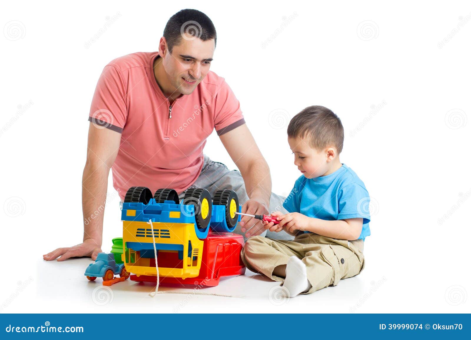 Папа играет машинками. Дети чинят игрушки. Папа играет с сыном в машинки. Ребенок чинит. Ребенок чинит с родителями игрушку.