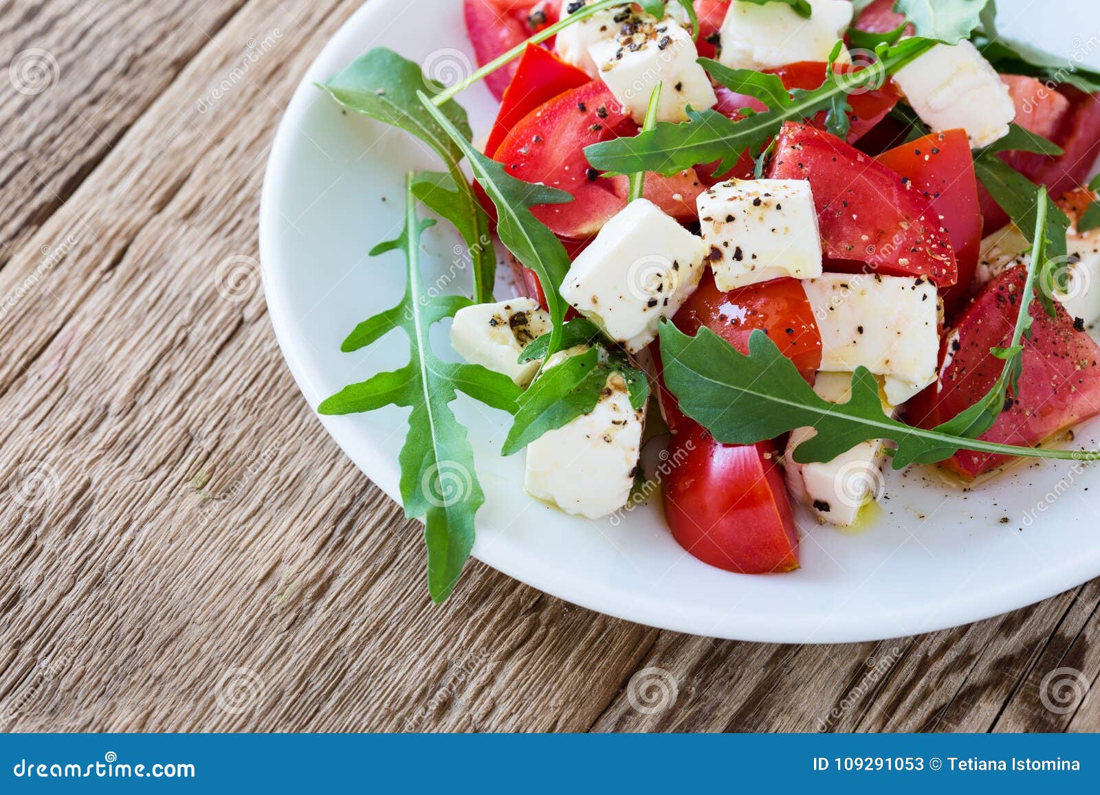 Arugula φέτας και σαλάτα ντοματών στο άσπρο πιάτο, εύγευστο θερινό πιάτο