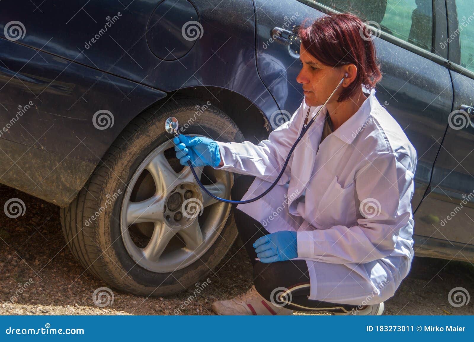 Arzt, Der Ein Auto Mit Einem Stethoskop Als Symbol Der Heilung Eines Autos  überprüft Stockbild - Bild von kosten, versicherung: 183273011