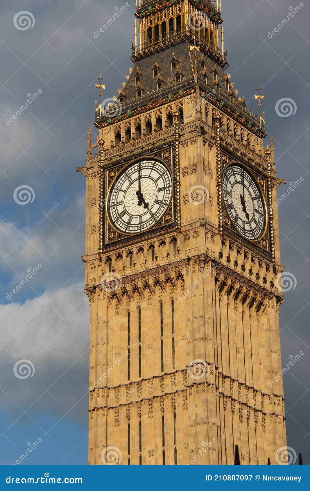 Big Ben - Elizabeth Tower Em Londres. Torre De Relógio De 90