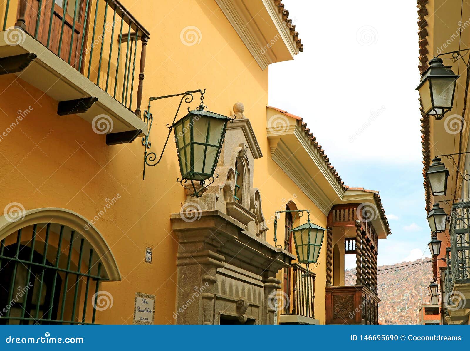 As Construcoes Coloniais Historicas Na Rua De Jae N Ou No Calle Jaen Em La Paz Bolivia Foto De Stock Imagem De Elevado Famoso