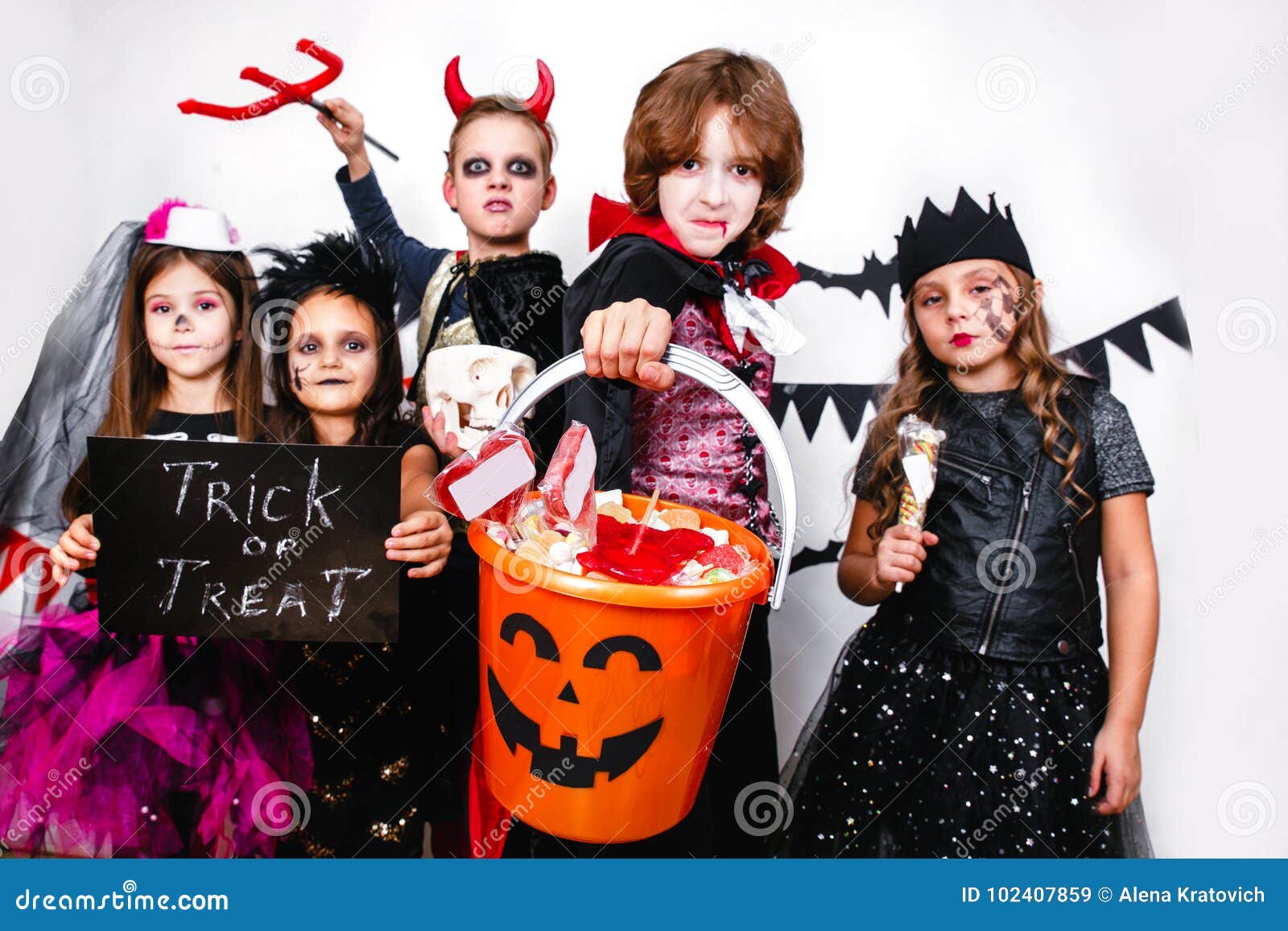 As Crianças Em Trajes Do Dia Das Bruxas Mostram As Caras Engraçadas Imagem  de Stock - Imagem de partido, povos: 102407859