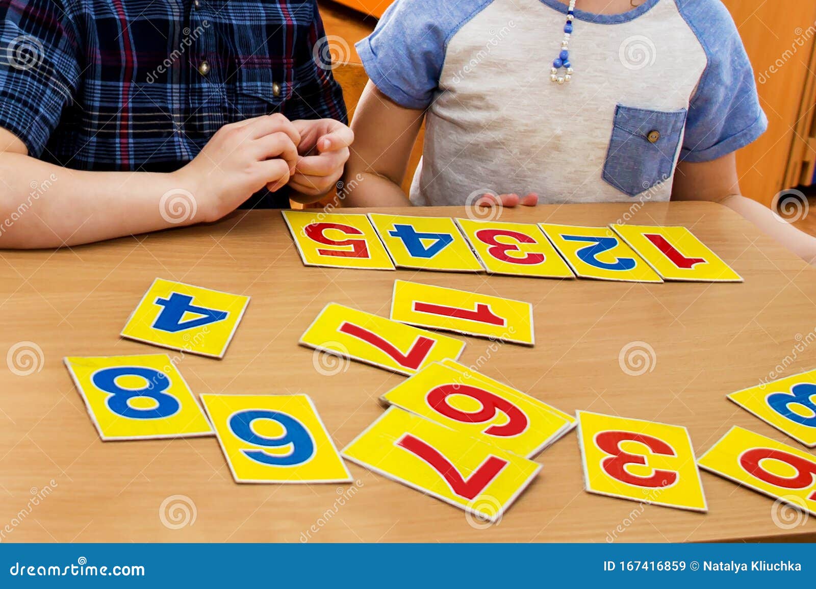 As Crianças Estão Brincando Jogos Educativos Uma Criança No Jardim