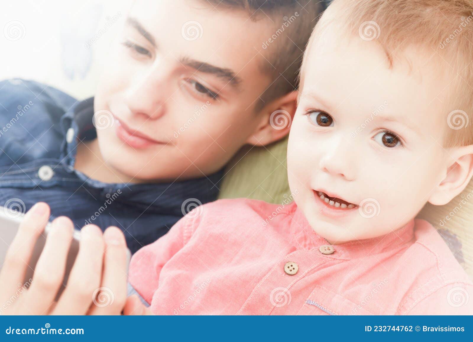 As Crianças Estão Sorrindo Olhando Para a Tela Do Telefone Celular