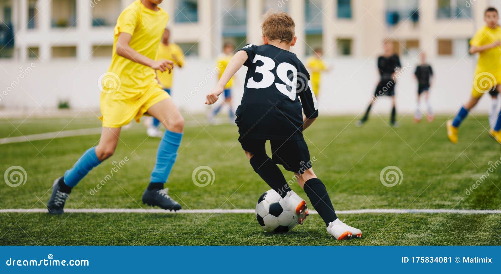 Futebol jogo de futebol para crianças. Rapazes a jogar futebol num torneio  escolar. Dinâmico, imagem de ação de crianças competição durante o jogo de  futebol. Esporte imagem de fundo . fotos, imagens