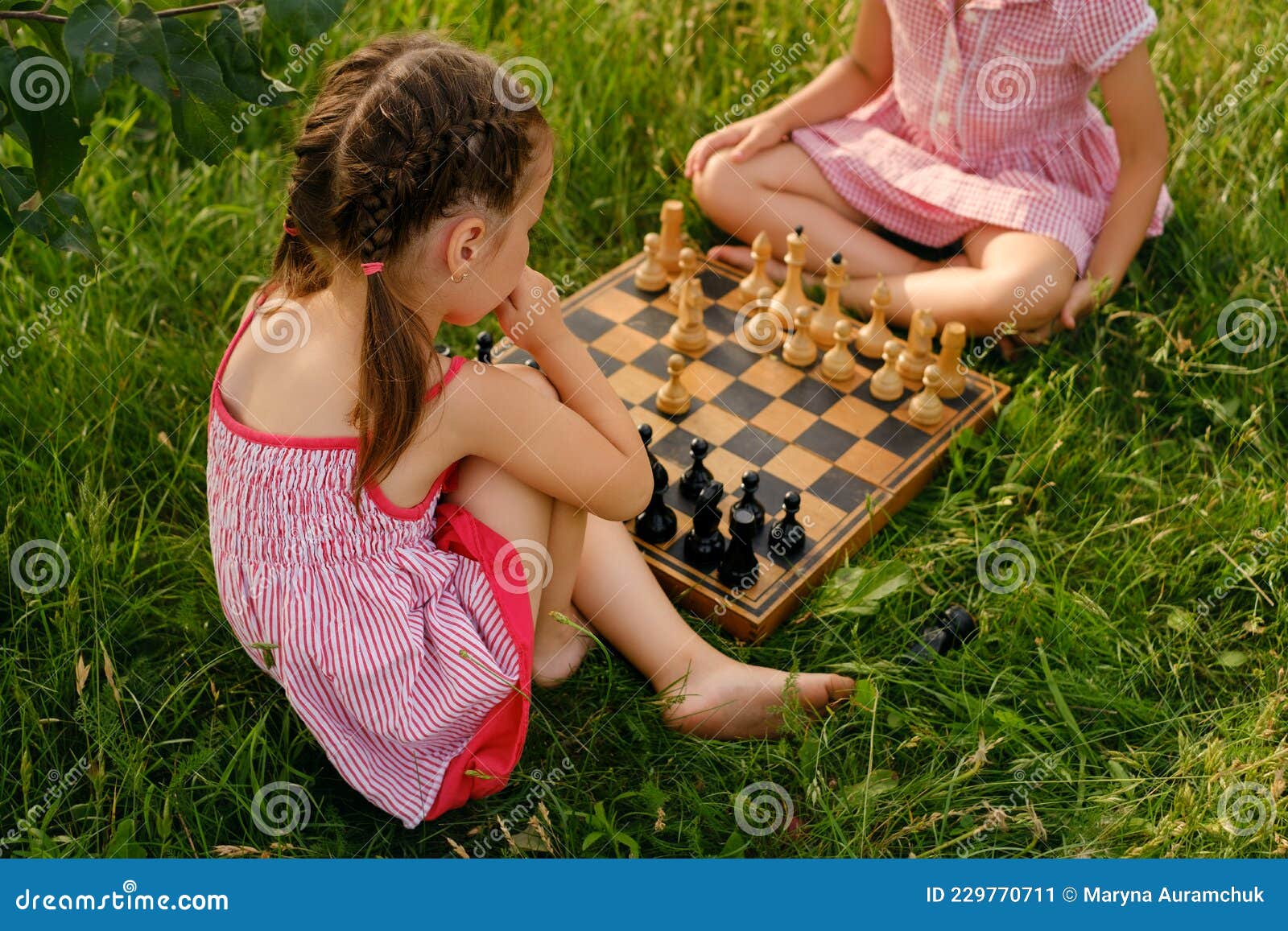 Grande Torre De Argila Num Tabuleiro De Madeira Com Pedaços. Jogo De Xadrez  Imagem de Stock - Imagem de esporte, jogo: 248856265