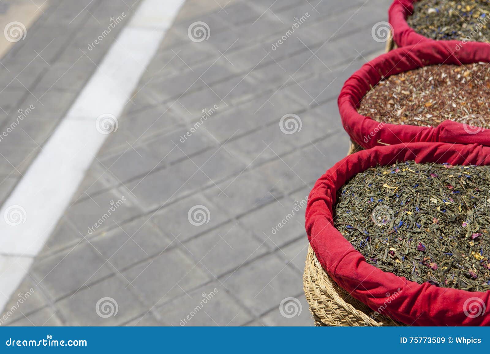As especiarias, as sementes e o chá venderam em um mercado de rua tradicional, Grana