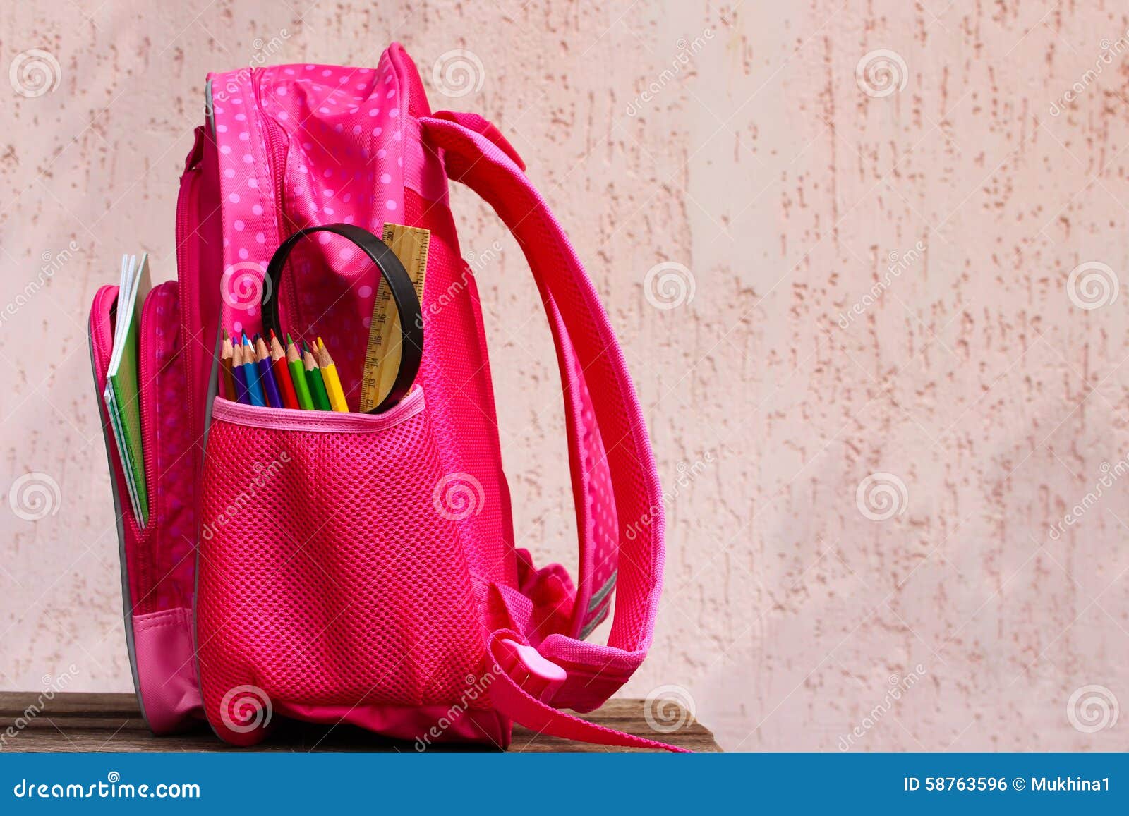 Objetos dos artigos de papelaria As fontes de escola estão na trouxa da escola