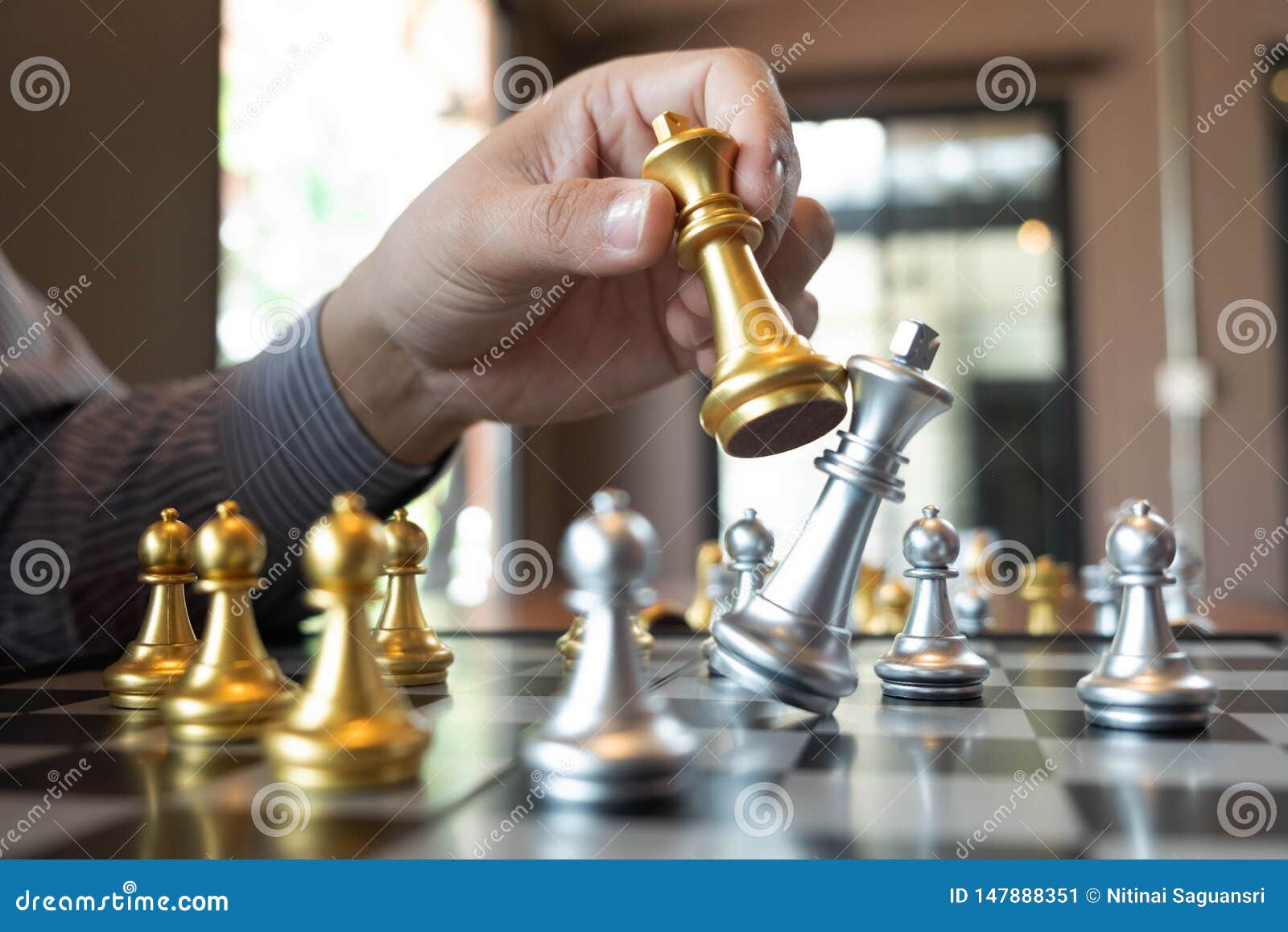 Foto de Checkmate Mão Faz Final Ganhando Movimento No Jogo De