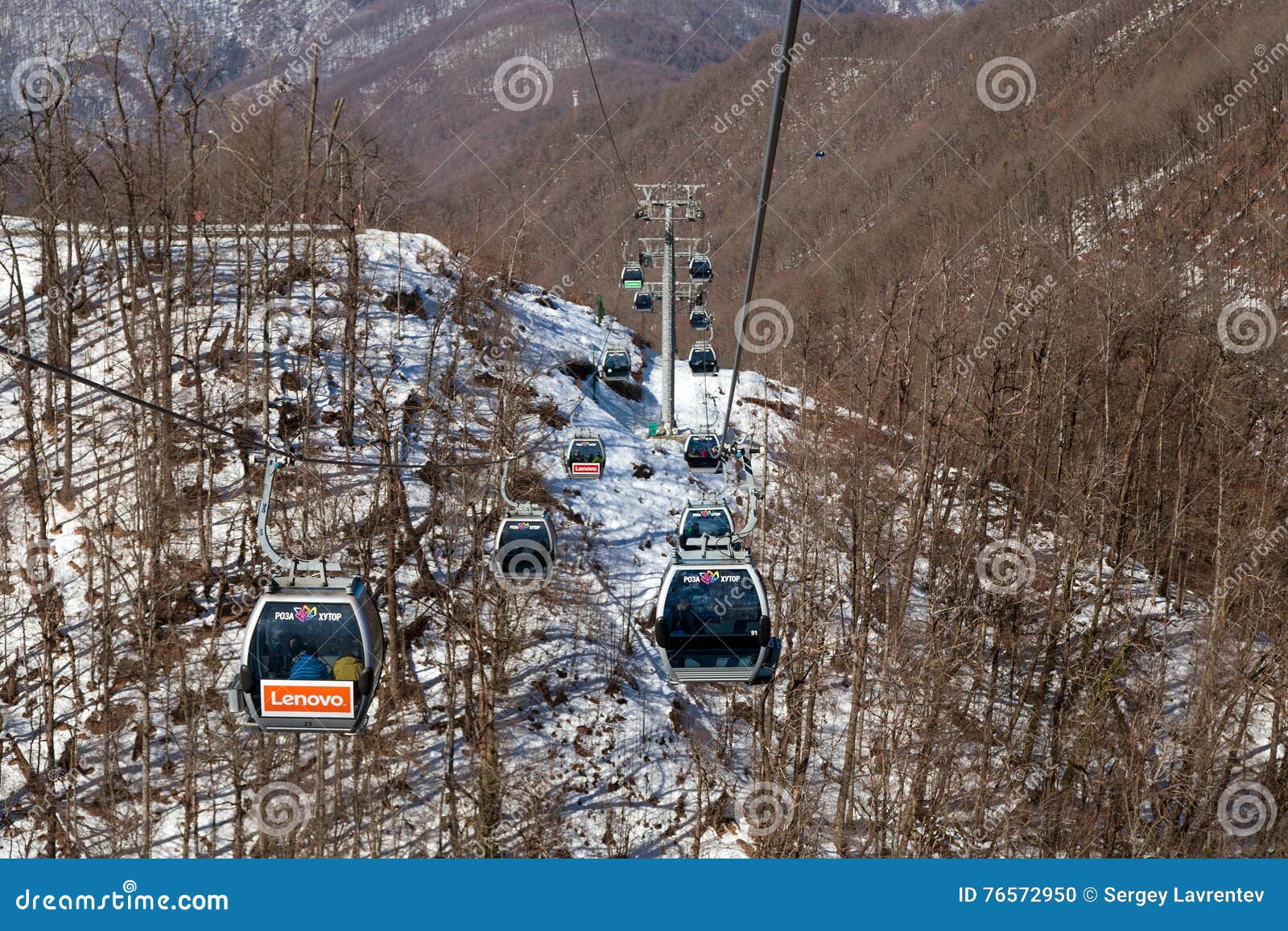 As gôndola levantam na estância de esqui de Rosa Khutor, Sochi, Rússia. Sochi, Rússia - 10 de fevereiro de 2016: Elevador de esqui em Rosa Khutor Alpine Resort