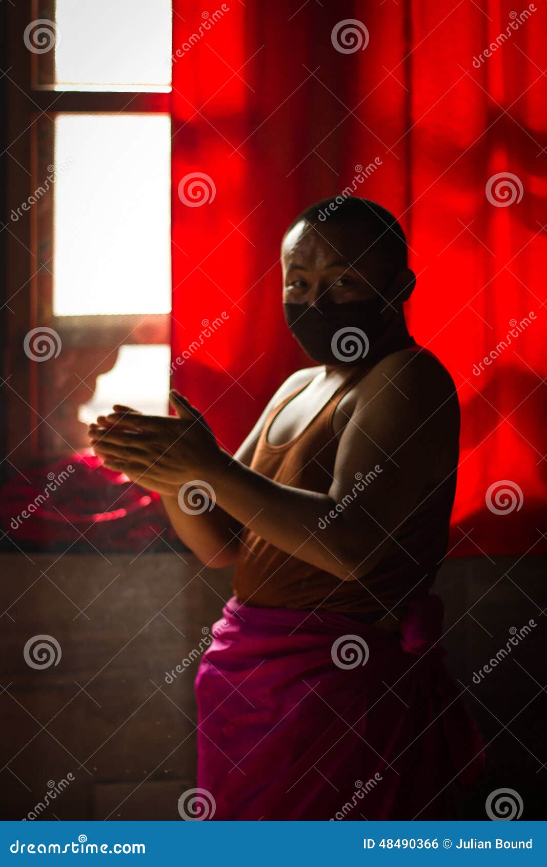 As monges budistas de Butão fazem-me a velas em seu templo de Butão. As monges budistas de Butão fazem velas em seu templo de Butão em Bodh Gaya, Índia