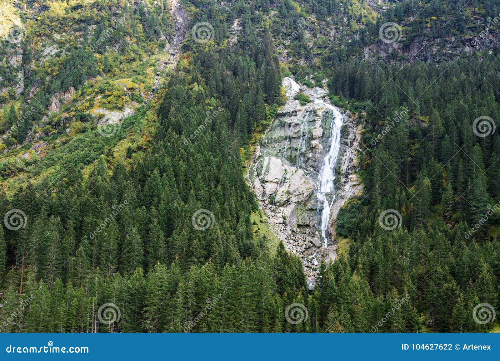 As montanhas, o vale e os picos ajardinam, ambiente natural Caminhada nos alpes. Rio da montanha e ambiente natural da paisagem das árvores Caminhada nos alpes Cachoeira de Grawa no vale de Stubai, Tirol, Áustria