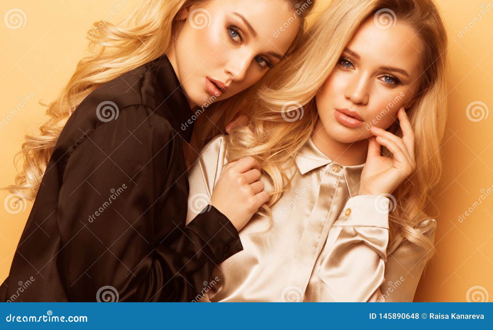 Duas noivas retrato de beleza de casamento feminino de jovens mulheres  bonitas e felizes lésbicas preliminares dois sensuais g