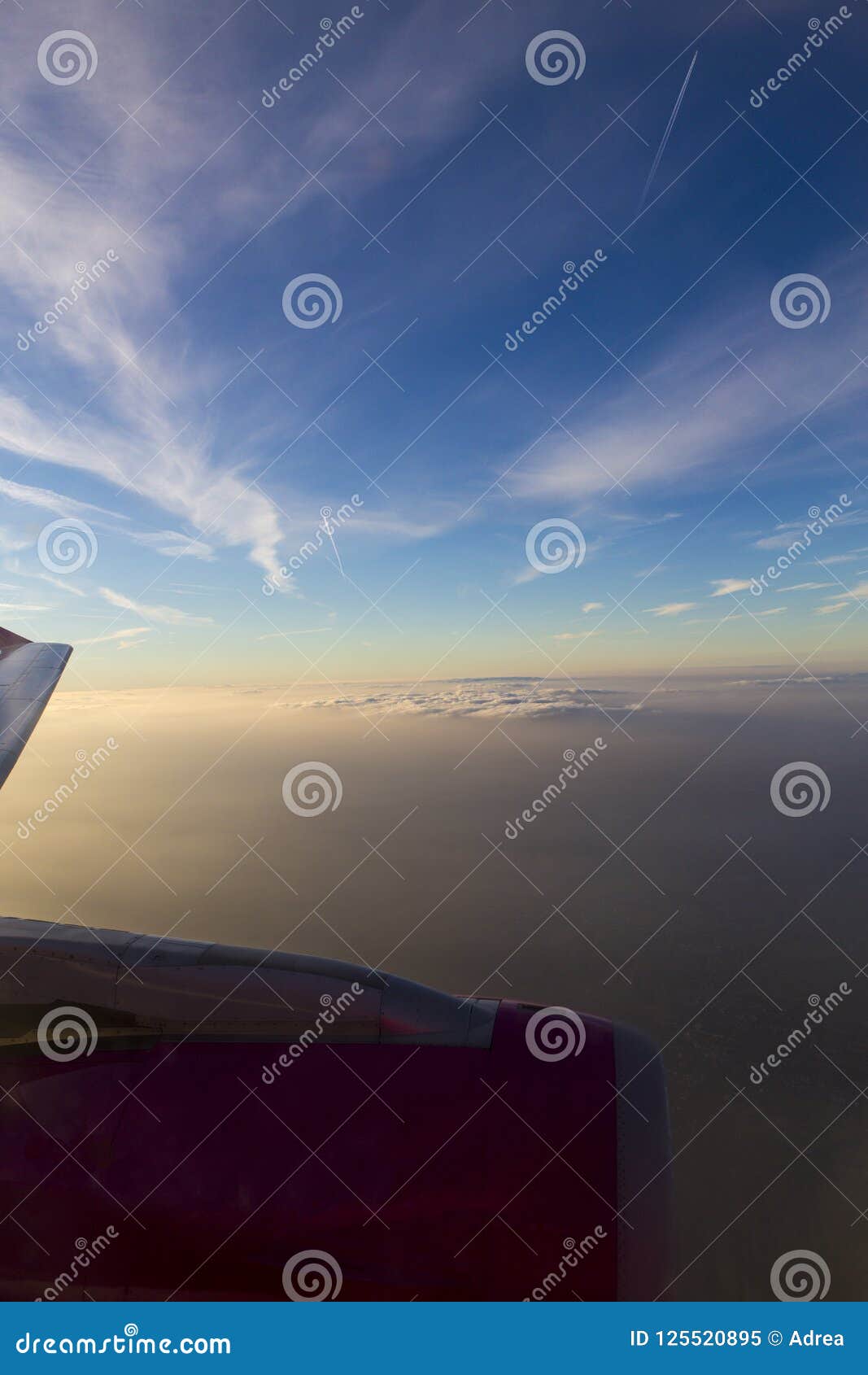 As nuvens veem do avião, céu claro