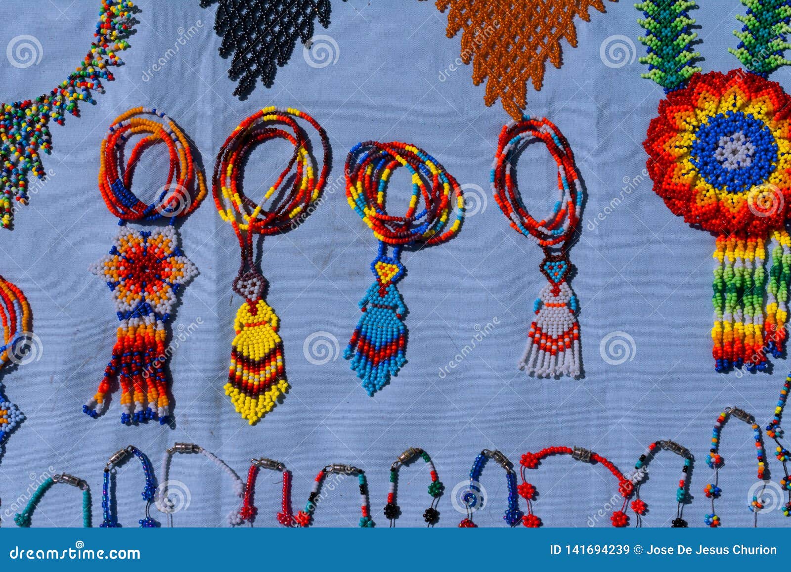 As partes do artesanato de Huichol, habitam o norte de Jalisco e a parte de Nayarit, de Zacatecas e de Durango Mexico. O Huichols é mexicanos nativos, vive em Jalisco do norte, parte de Nayarit, de Zacatecas e de Durango O Huichols igualmente é sabido como Wixarika e é ilustre para seus ofícios