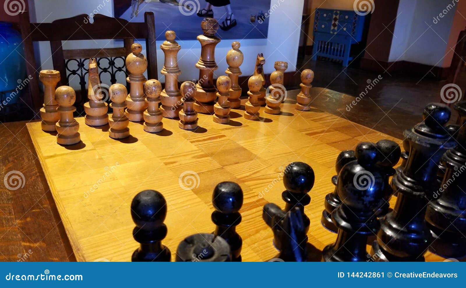 As Peças Do Jogo De Xadrez De Madeira Na Posição Começar, Aprontam-se Para  O Jogo Imagem de Stock - Imagem de figuras, quadrado: 144242861