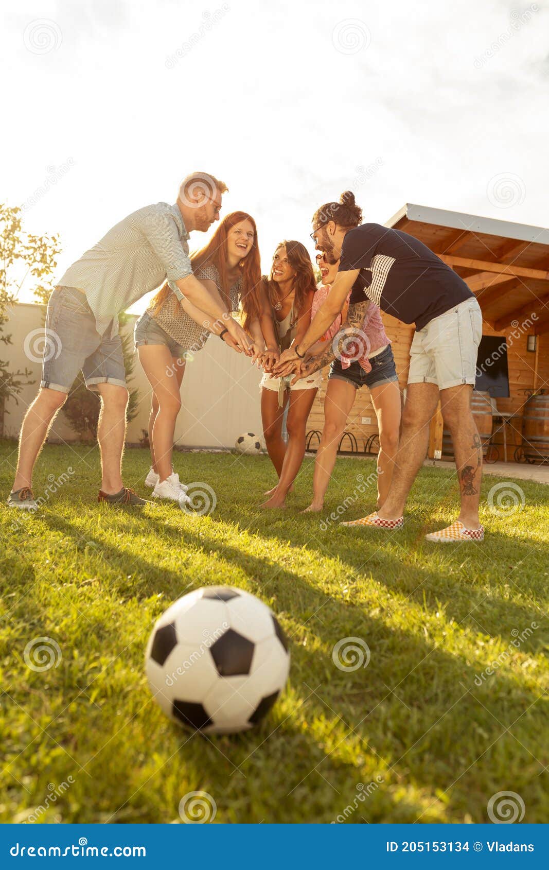 As Pessoas Jogando Futebol No Quintal Se Juntaram Em Círculo Durante O  Tempo Todo Foto de Stock - Imagem de ativo, jardim: 205153134