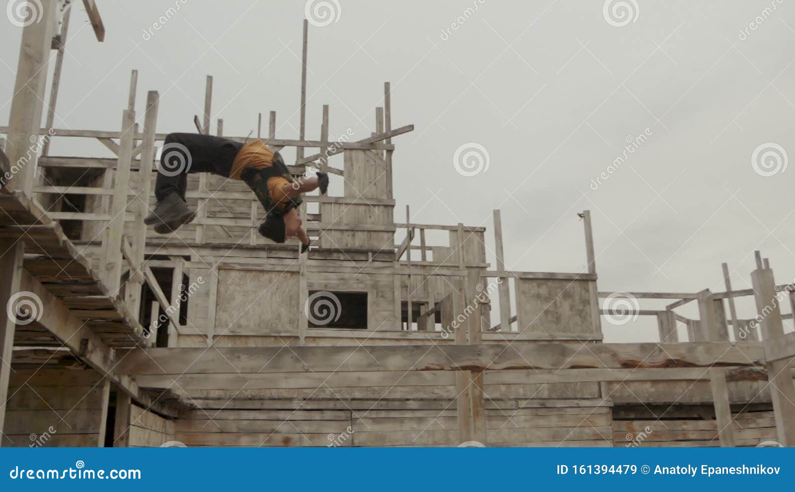 As Pessoas Parkour Ao Ar Livre Fazem Saltos De Trás Da Parede De 4