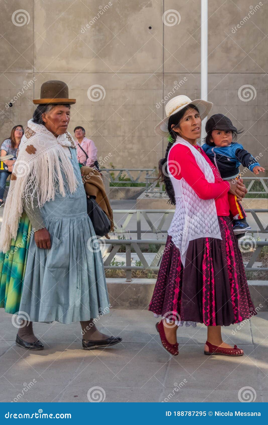 As Pessoas Vão Para a Cabine De La Paz Na Bolívia Imagem Editorial