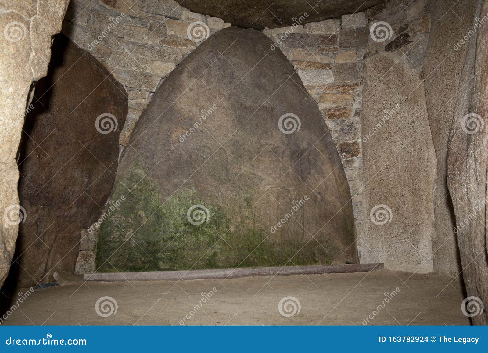 the site of locmariaquer 4000 bc | the table des marchand dolmen