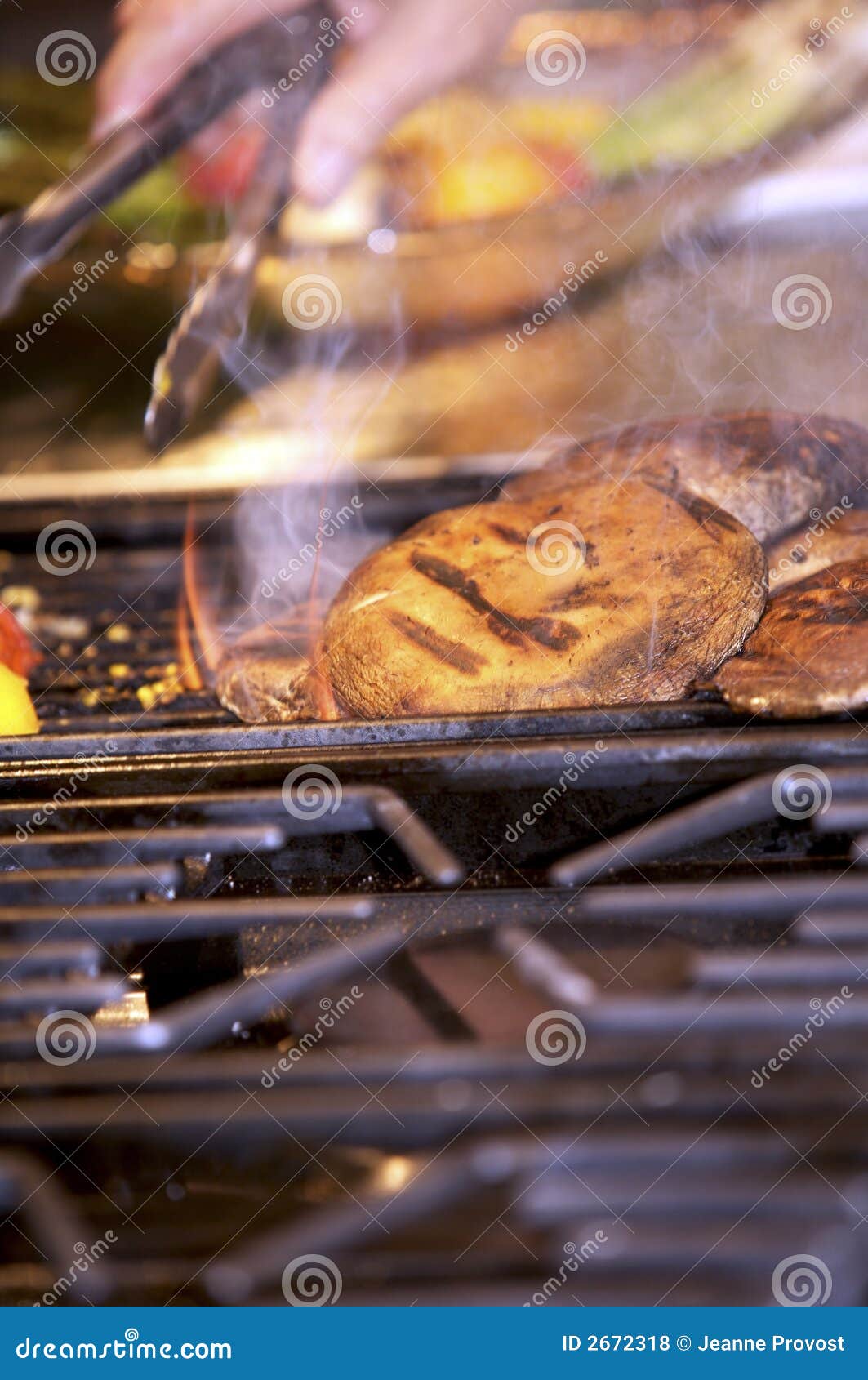 Asado a La Parilla De Las Setas De Portabella Foto de archivo Imagen